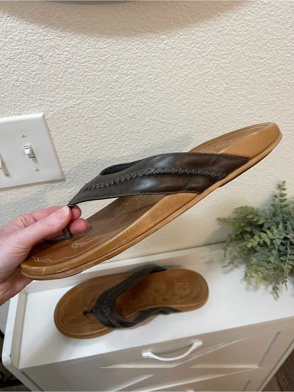 OluKai Mea Ola Leather Flip-Flop Sandals